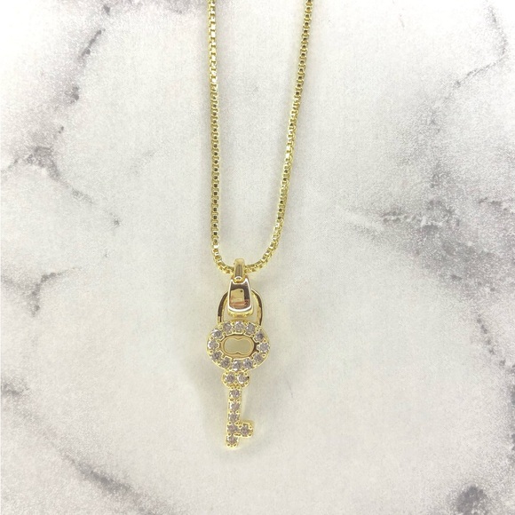 💕Gold  Key Pendant Necklace - Picture 6 of 7